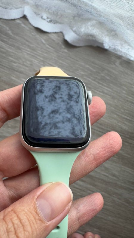 Apple Watch SE с ремешками и зарядкой 2