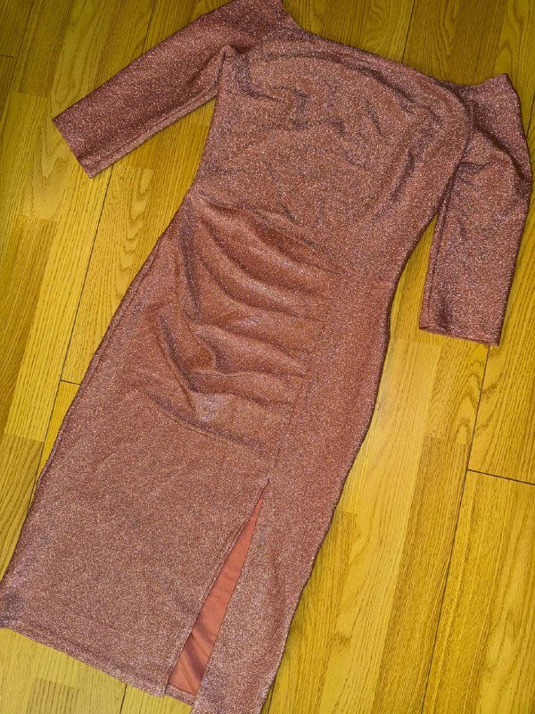 Женское блестящее платье с разрезом и рукавом 3/4 3