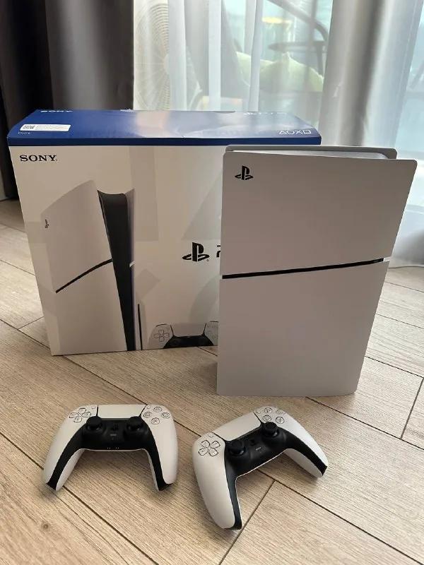 PS5 Slim, два геймпада DualSense