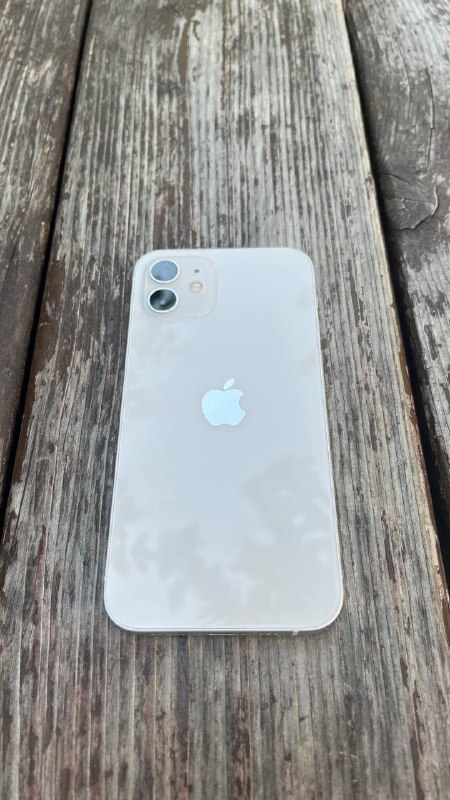iPhone 12 64GB белый с чехлами и коробкой