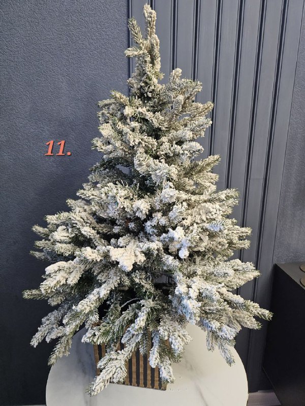 Новогодний декор: шары, украшения, бант, елка в снегу 6