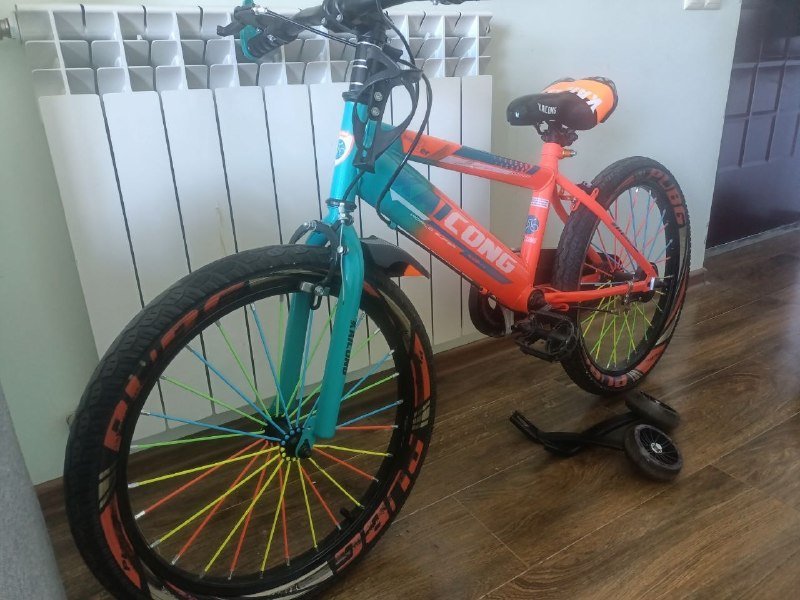 Детский велосипед на 6-8 лет с обучающими колесиками