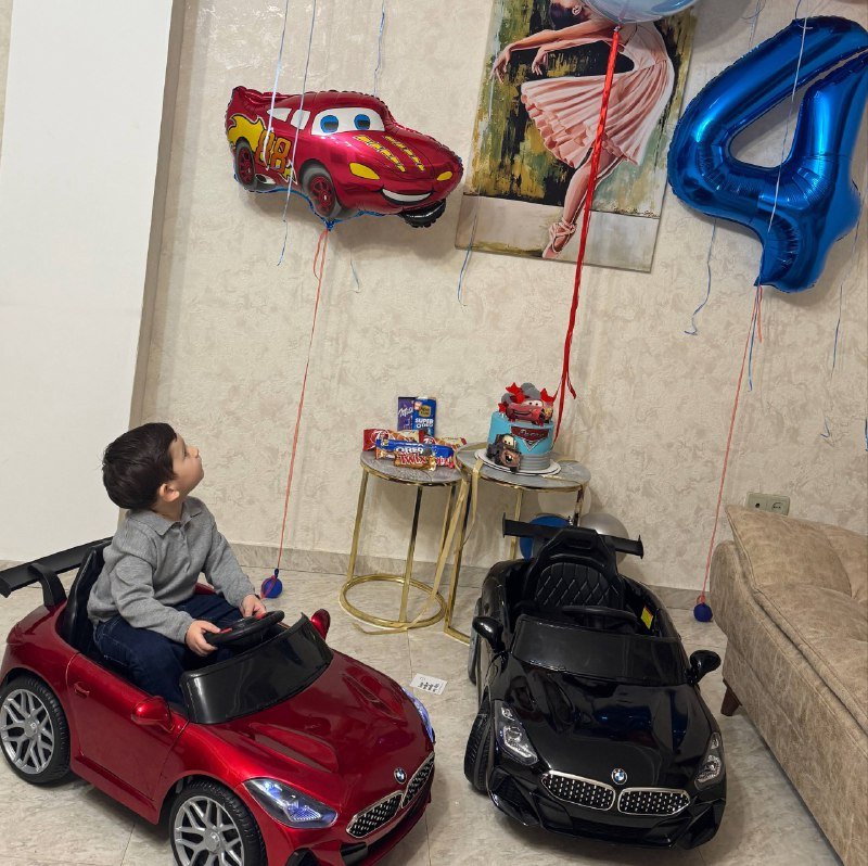 Две машины на радиоуправлении