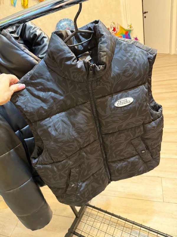 Бомбер Armani Exchange, пуховик dkny, жилеты Calvin Klein и H&M 8