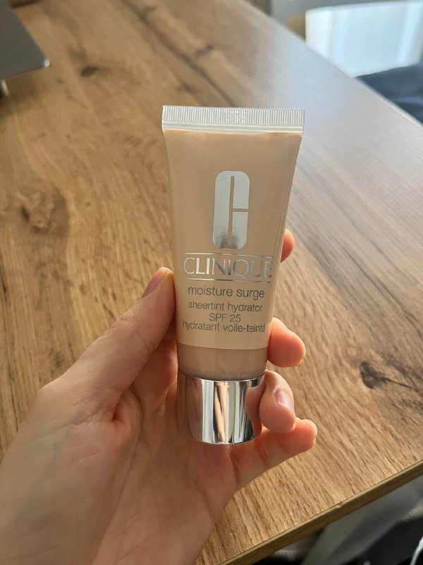 Легкий тон для лица Clinique Moisture Surge