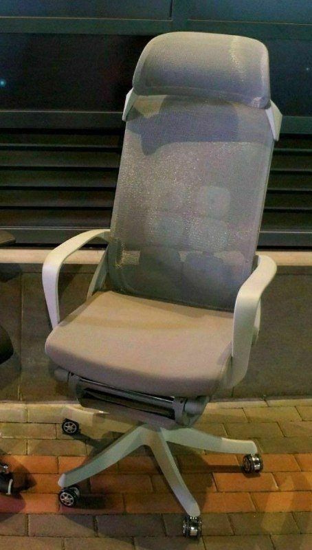 Многофункциональное офисное кресло черное и серое 4