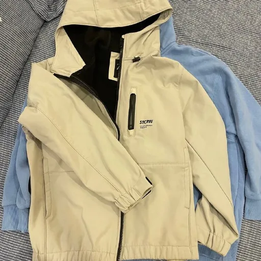 Куртки Zara, серая прорезиненная