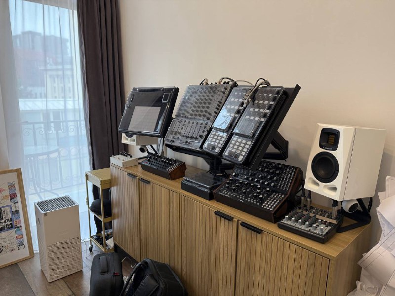 Ableton Push 3, Elektron Analog Heat, MOOG Synthesizers, ADAM-Audio Monitors 2