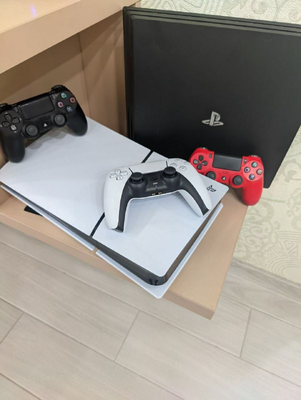 PS4 Pro 1TB с двумя геймпадами, игра God of War
