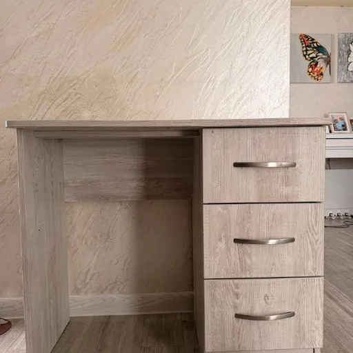 Стол с тремя ящиками