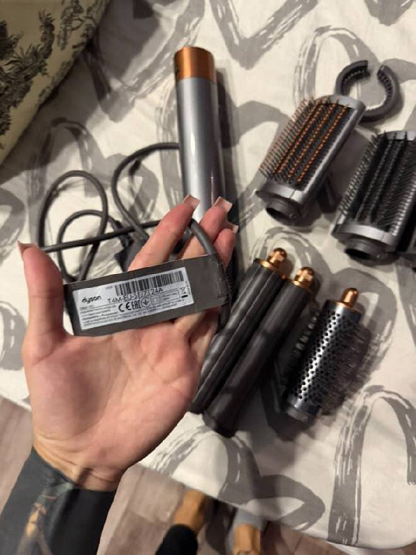 Высококачественный фен Dyson с насадками