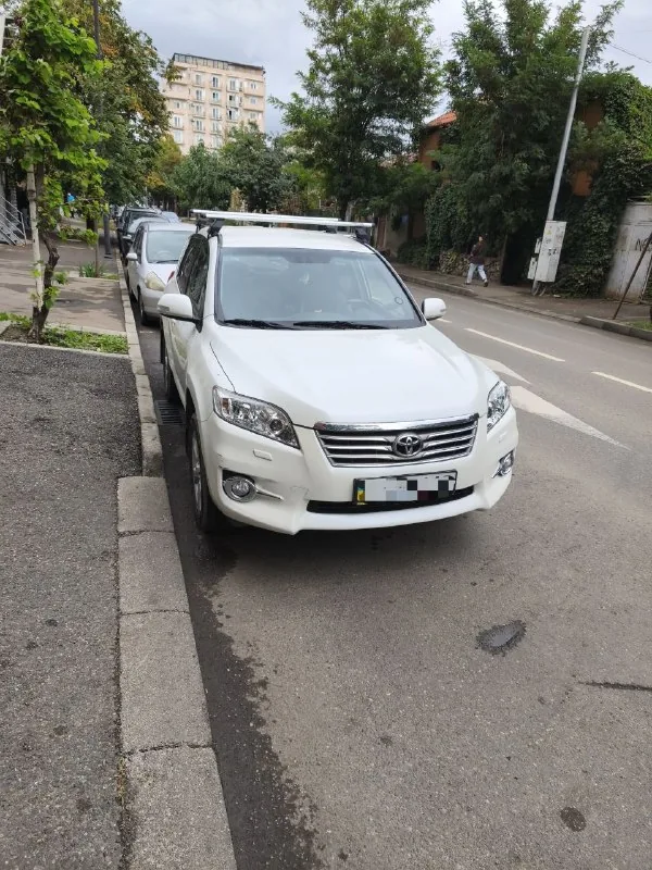 Toyota RAV4 2.0, 2010 года 1