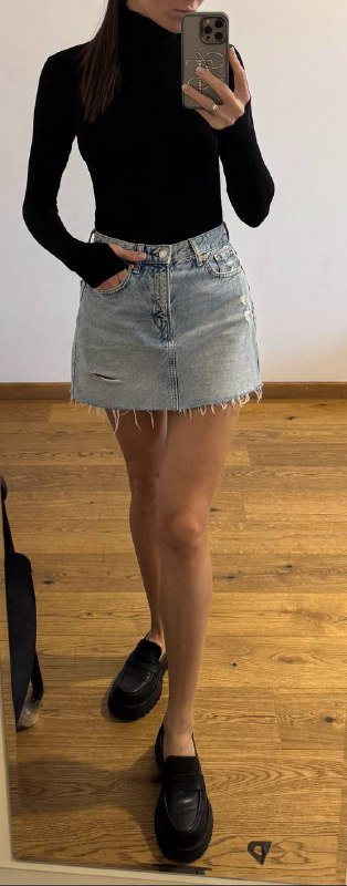 Боди черное, юбка Stradivarius, туфли Stradivarius, свитер розовый, ботильоны