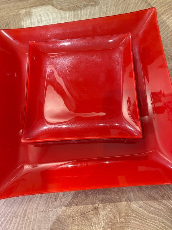 Красные квадратные тарелки