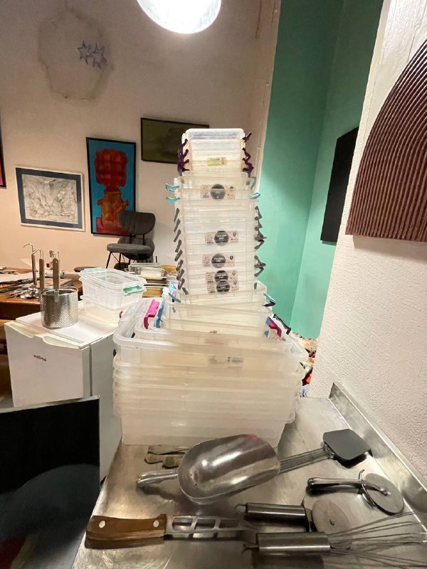 Инвентарь, посуда, бокалы, тарелки, кухонная утварь, мебель, декор 10