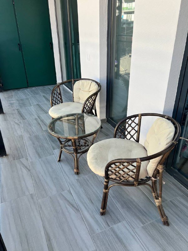 Комплект уличной мебели из двух стульев и стола