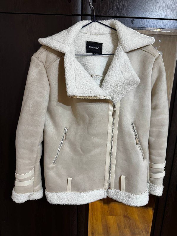 Черное платье, белый топ, дубленка, платья, куртка, комбинезон, кеды, портупея 3