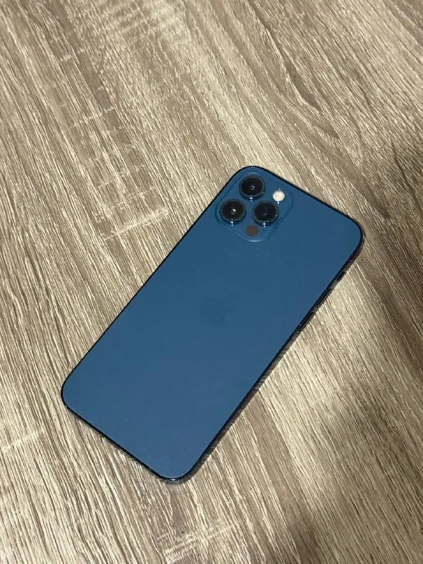 iPhone 12 Pro с разбитым экраном 1