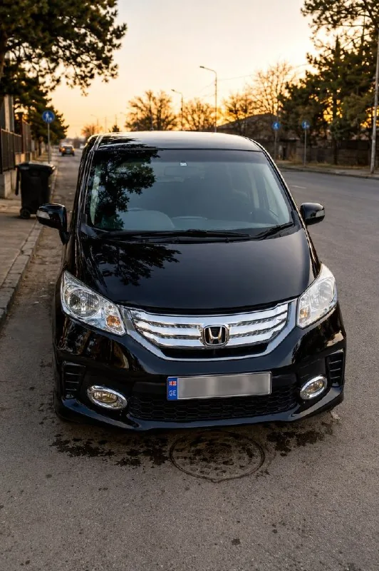Honda Freed гибрид 7 мест 1