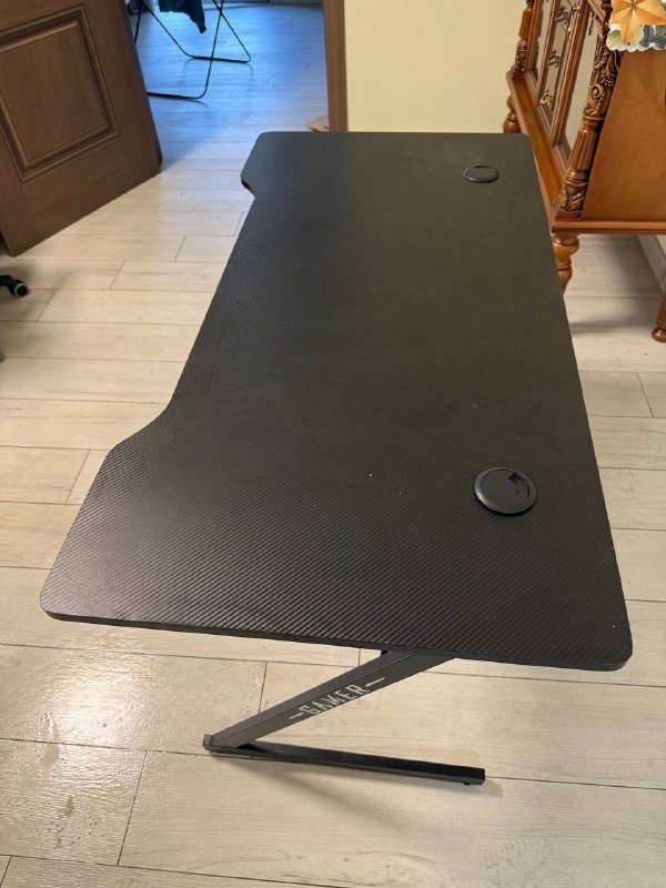 Стол, офисный стул, робот пылесос, подставка для ноутбука