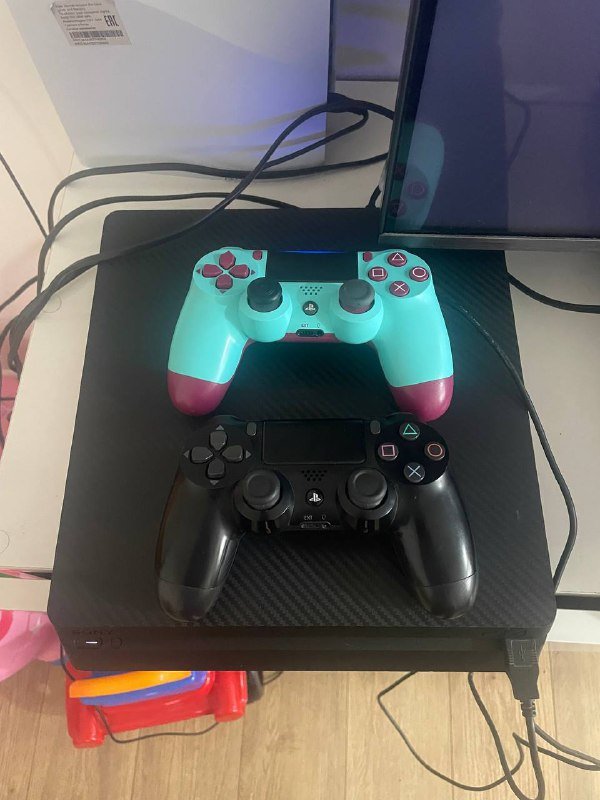 PlayStation 4 Slim 1TB с 2 джойстиками