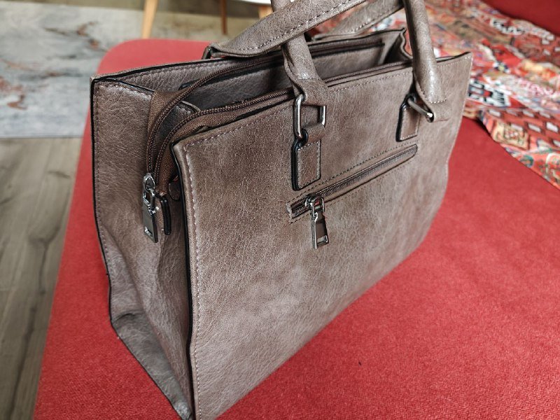 Женская сумка с ремешком коричневая 2