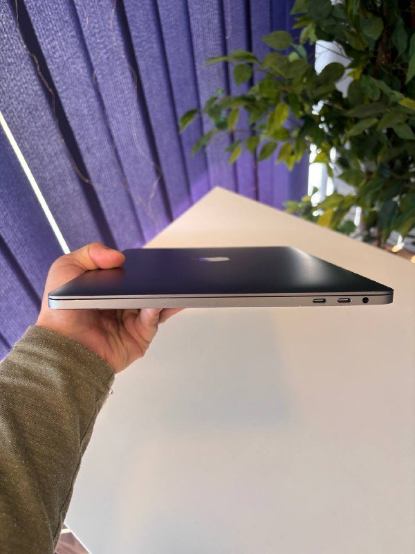 Macbook pro 2018 i5 8/256 GB 5