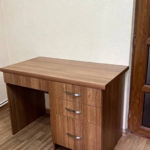 Рабочий письменный стол с 3 ящиками