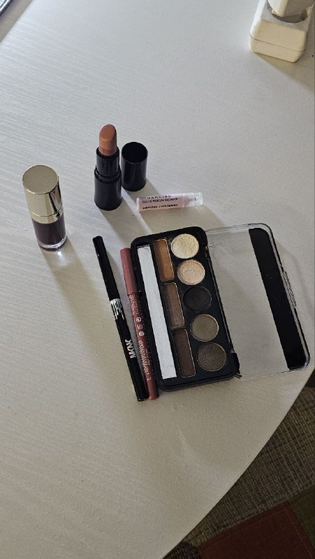 Набор косметики (помада, тени, карандаши) для макияжа