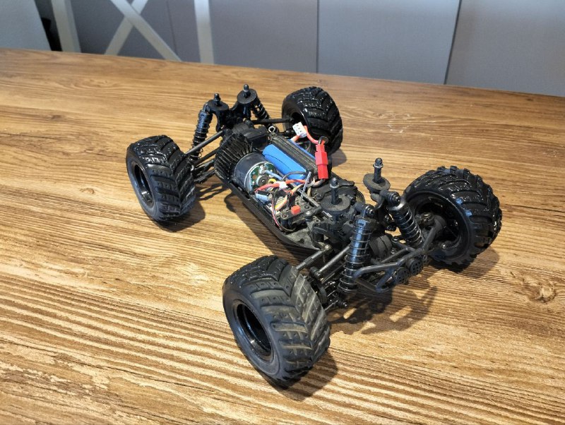 RC машинка на пульте управления 1:18 электромобиль 4WD 2
