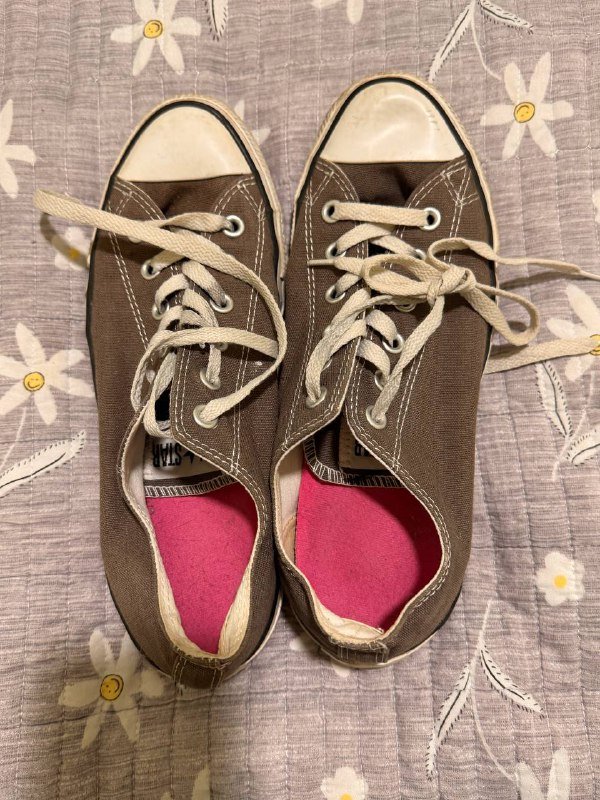 3D-маска для сна, Кепка с вышивкой, Очки Polaroid, Рюкзаки, Сумки, Джинсы, Бюстье, Футболка, Брюки, Юбка, Худи, Трекинговые кроссовки, Конверсы, Шлепки CROCS 9