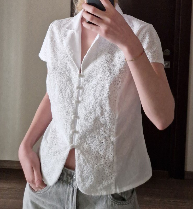 Белая женская рубашка 42 размера с узором 2