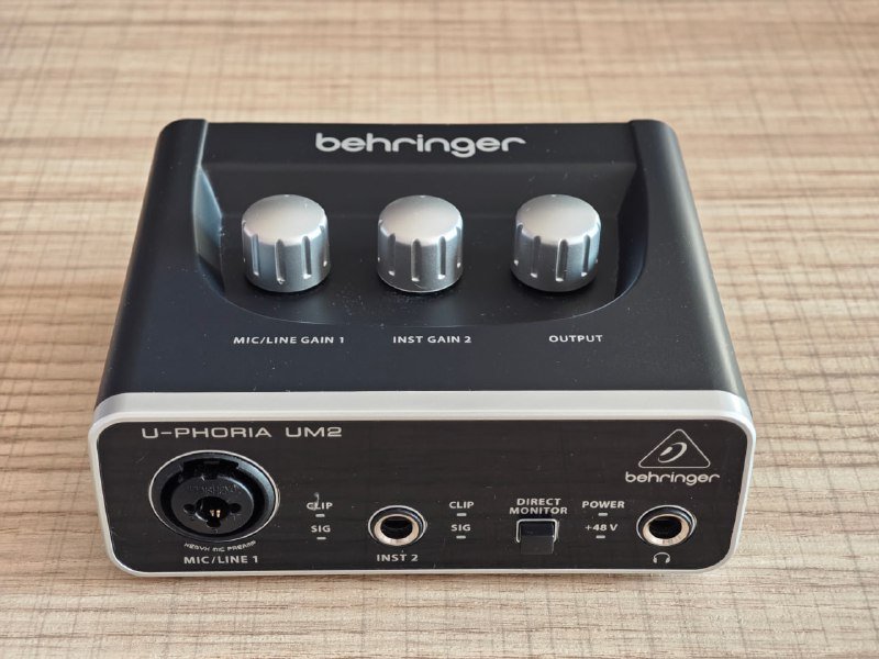 Аудиокарта Behringer U-PHORIA UM2