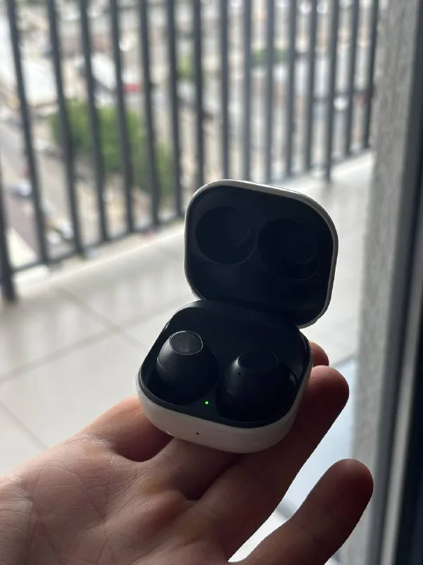 Samsung Buds FE, Focusrite 2i2, Beyerdynamic 990 Pro 1