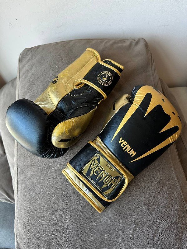 Боксерские перчатки Venum, защита голени Venum