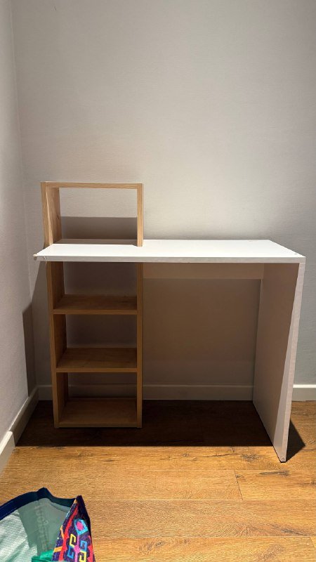 Небольшой стол с полочками для детской комнаты или рабочего уголка