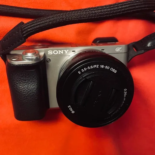 Sony a6000, объектив, аккумулятор, кабель для зарядки
