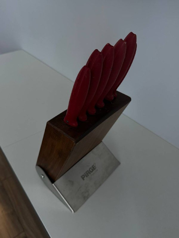 набор ножей на деревянной подставке