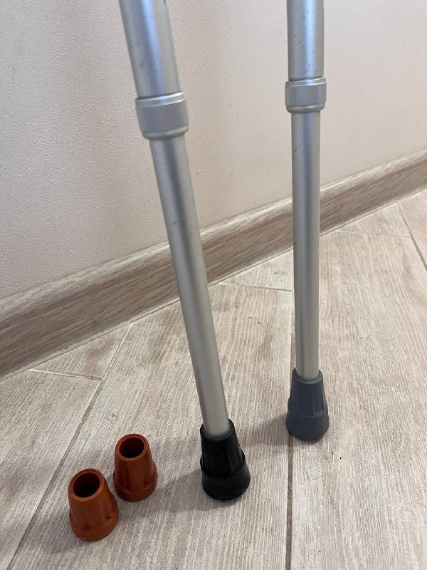 столик для ноутбука, фитнес-резинки, костыли 7