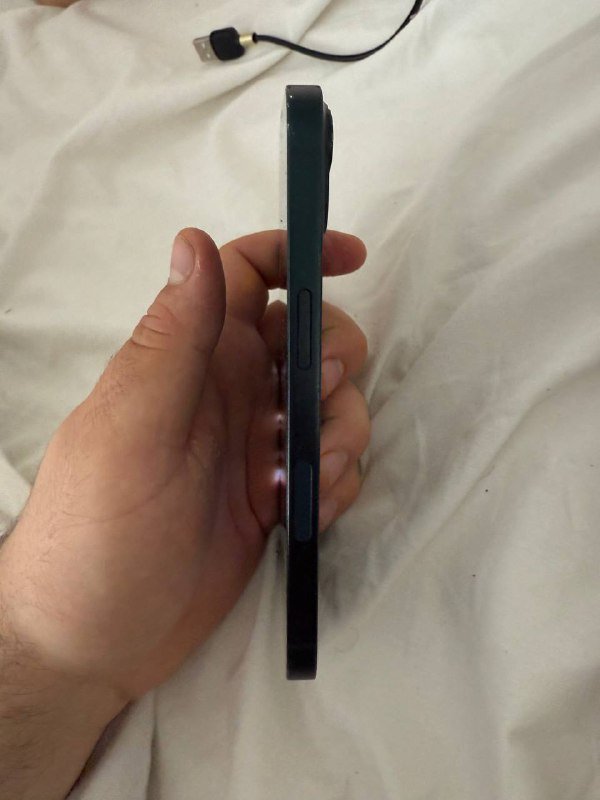 iPhone 13 128 GB в хорошем состоянии с чехлом и зарядкой 7