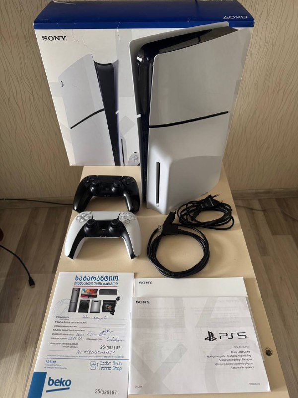 Playstation 5 Slim Disk Versia, 2 контролера, кабели, документы