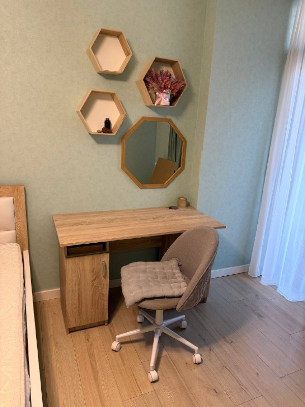 Стол, навесная полка и стул