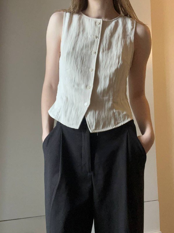 Зеленый топ, молочный топ, черное платье, белый топ, черная мини юбка 2