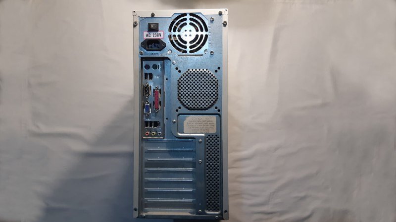 Старый корпус для компьютера Intel Celeron RAM 512MB HDD 40GB 3