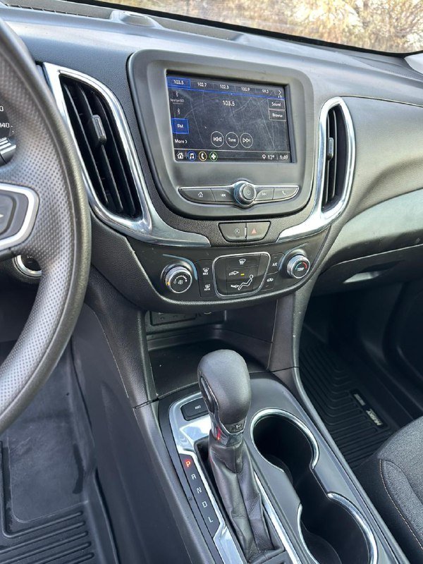 Chevrolet Equinox AWD LT 2022 белый 1.5L Turbo 8