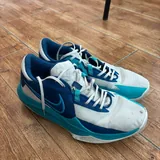 Стол компьютерный, кроссовки Nike Precision 6, кольцевая лампа 2