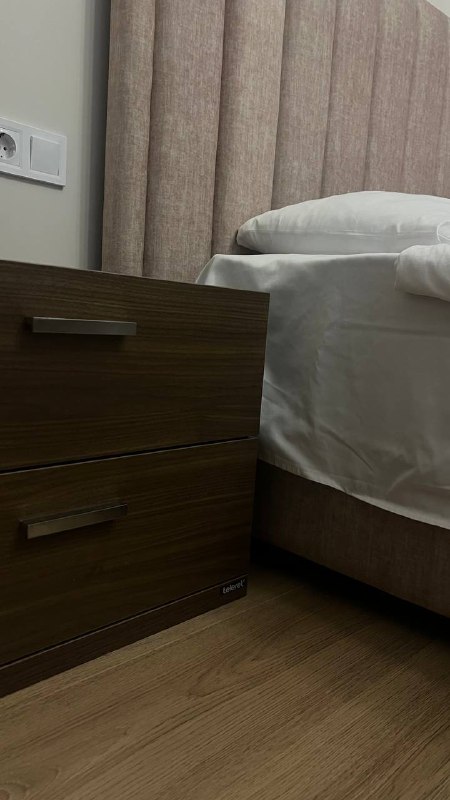 2 прикроватные тумбочки