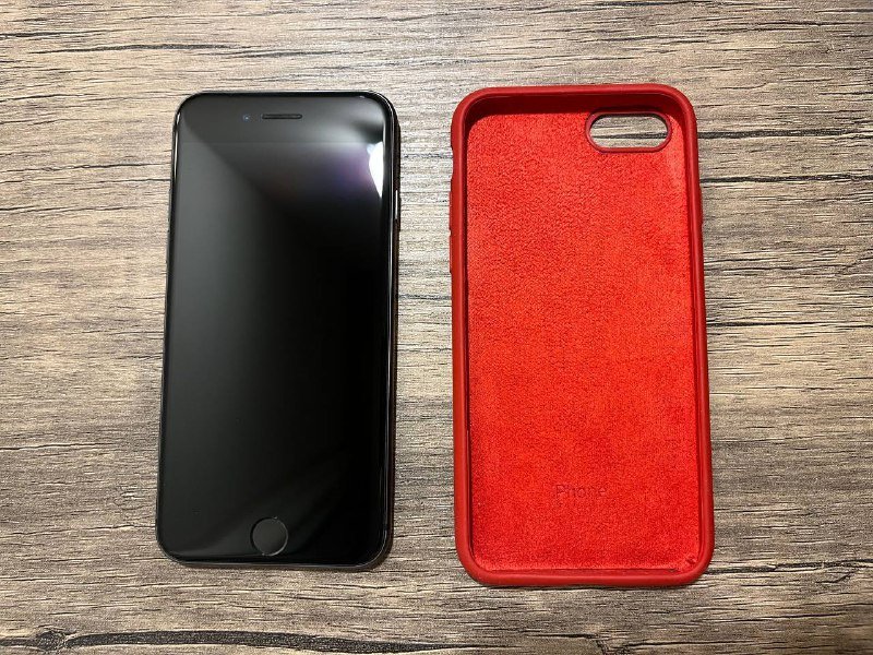 iPhone 8 64GB с чехлом