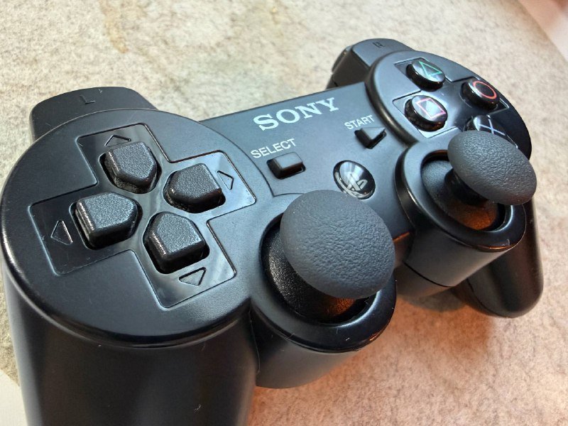 PlayStation 3 с двумя джойстиками и играми 5