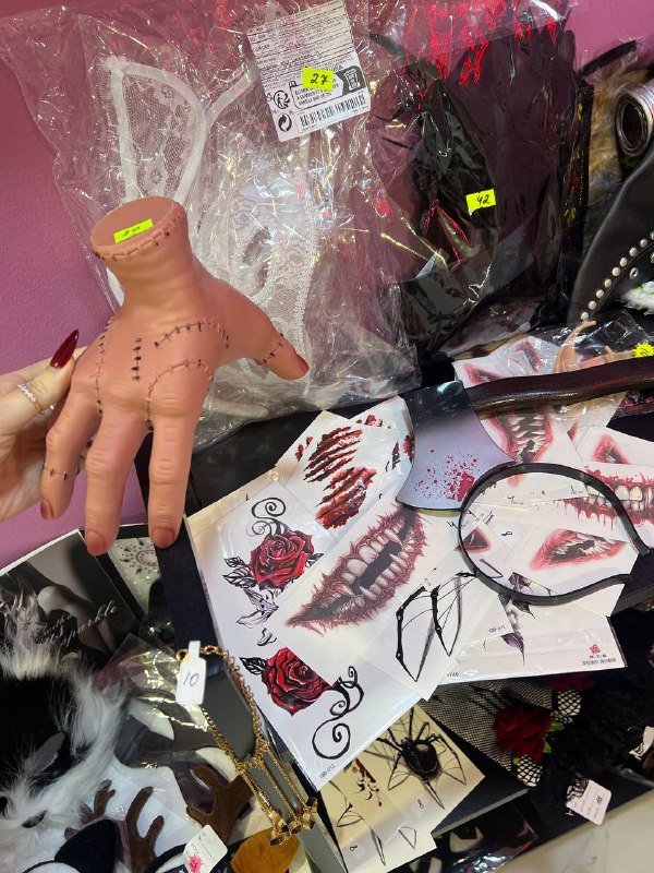 Цветные линзы, шрамы наклейки, плащи, рога на Хеллоуин 2